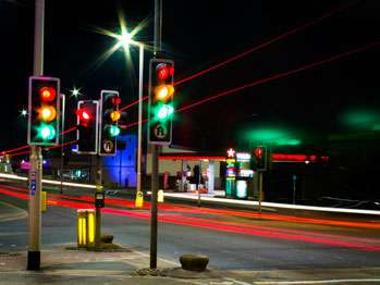 Tecnologia LED para sinalização urbana e iluminação pública arquitetônica.